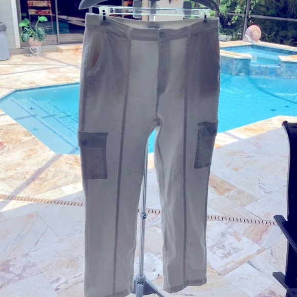 NWOT, Judy Blue, White Cargo Jeans - Picture 7 of 8